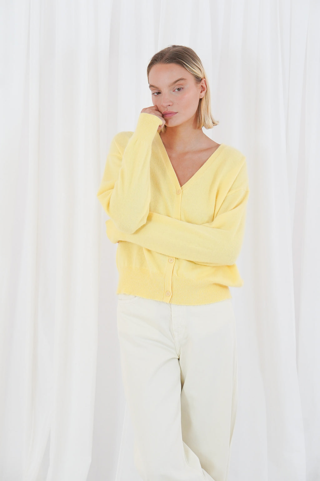 long-sleeved v-neck buttoned cardigan