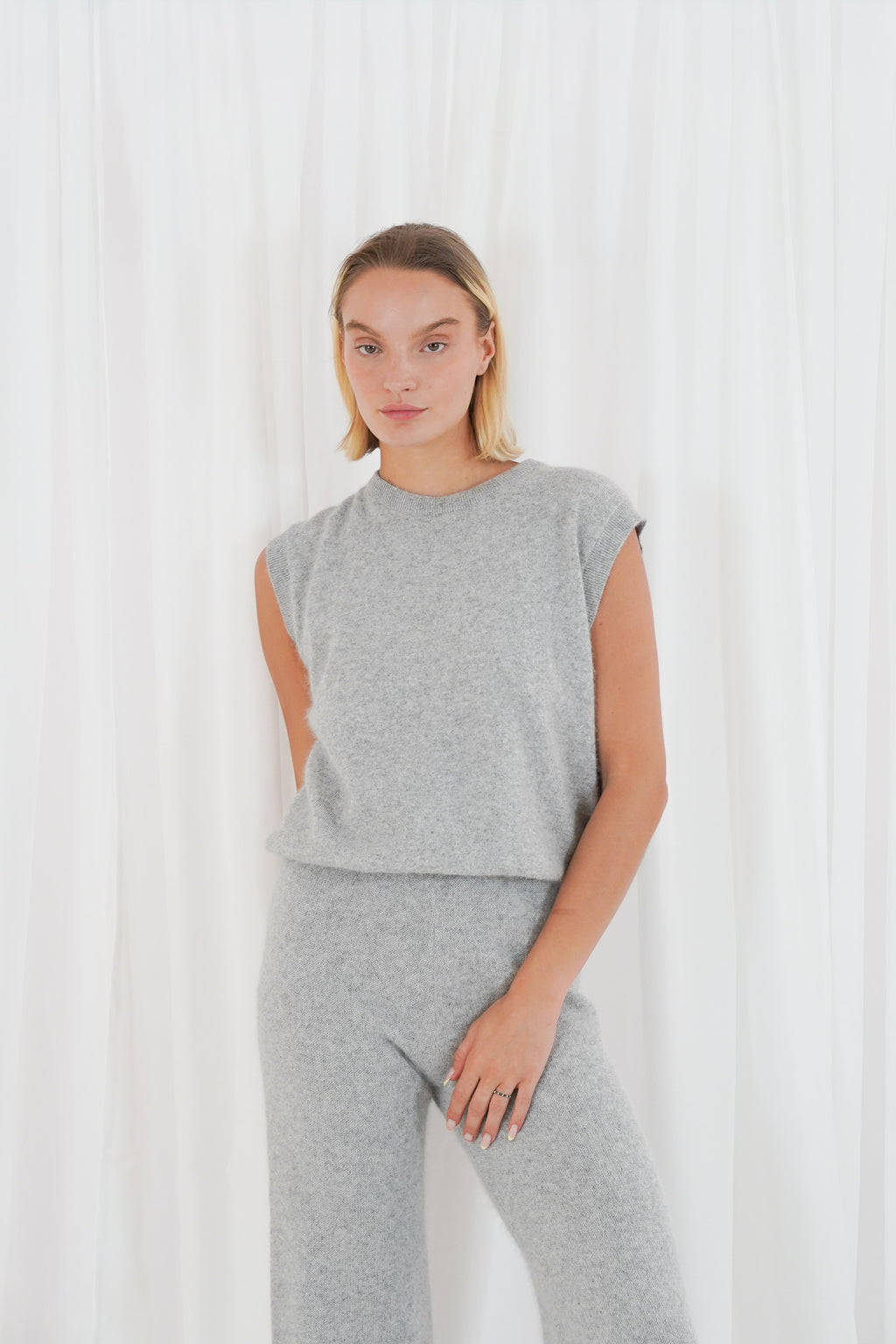 sleeveless round-neck jumper