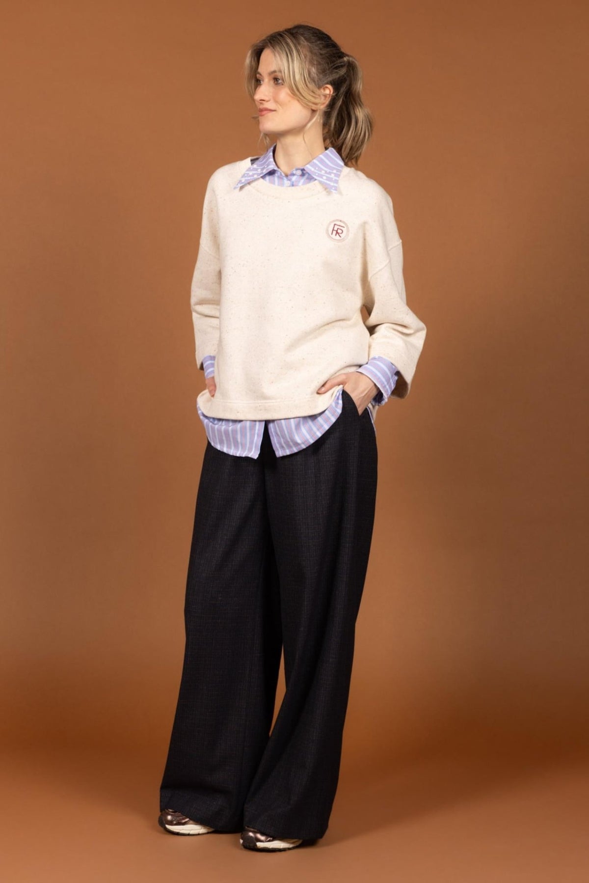 Four Roses Sweater cam 9558
